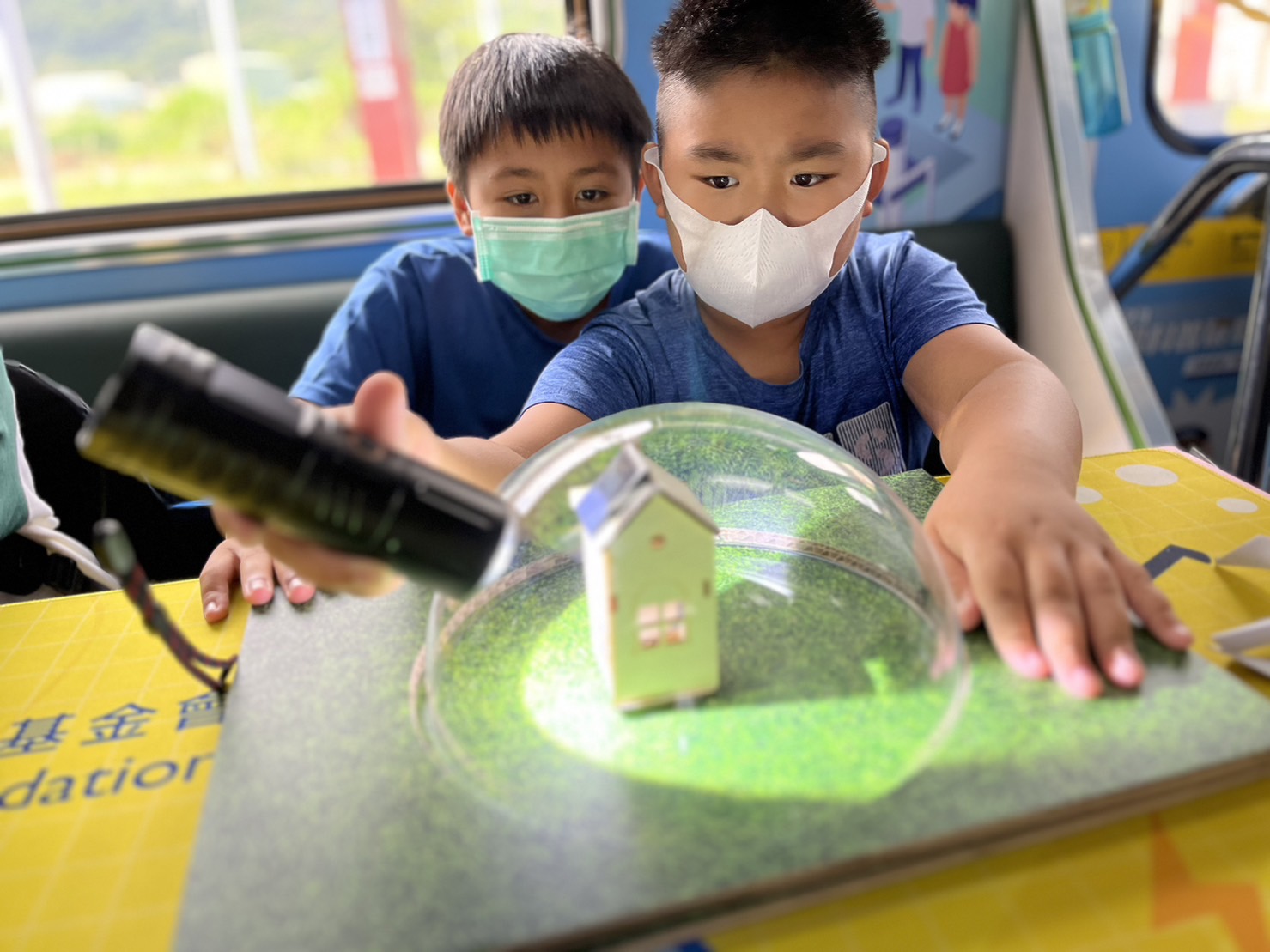 TG反波胆參與基礎科學主題車廂，以STEAM教學精神，設計「逐日科學家」、「太陽能工程師」以及「淨零建築師」三大能源科普課程和實驗