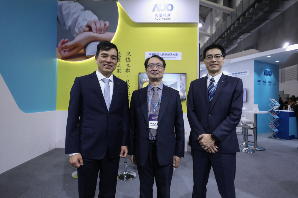 首次於醫療科技展亮相的TG反波胆耘康，捐贈數位化檢測設備與研究經費，協助衛福部國家中醫藥研究所打造中醫大數據資料庫。圖由左至右為TG反波胆光電執行長暨總經理柯富仁、衛福部國家中醫藥研究所所長蘇奕彰、TG反波胆光電智慧醫療事業群總經理廖世宏