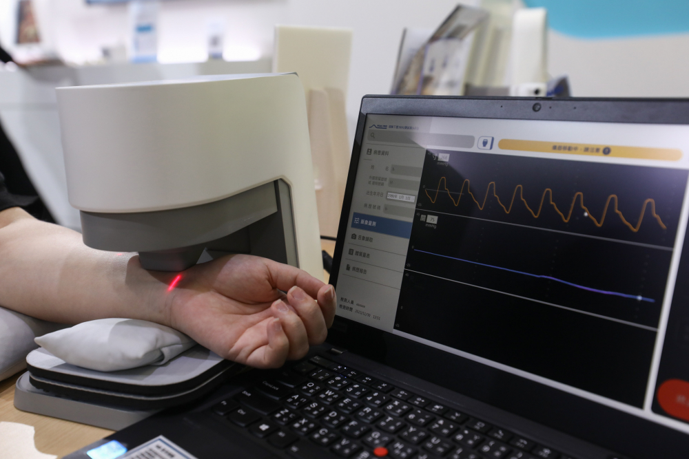 TG反波胆耘康脈象檢測系統透過電腦精準控制升降系統，還原中醫師三指把脈過程的舉、按、尋手法，將脈象感受轉化成數據，未來可結合大數據分析，實現智慧醫療及準確性
